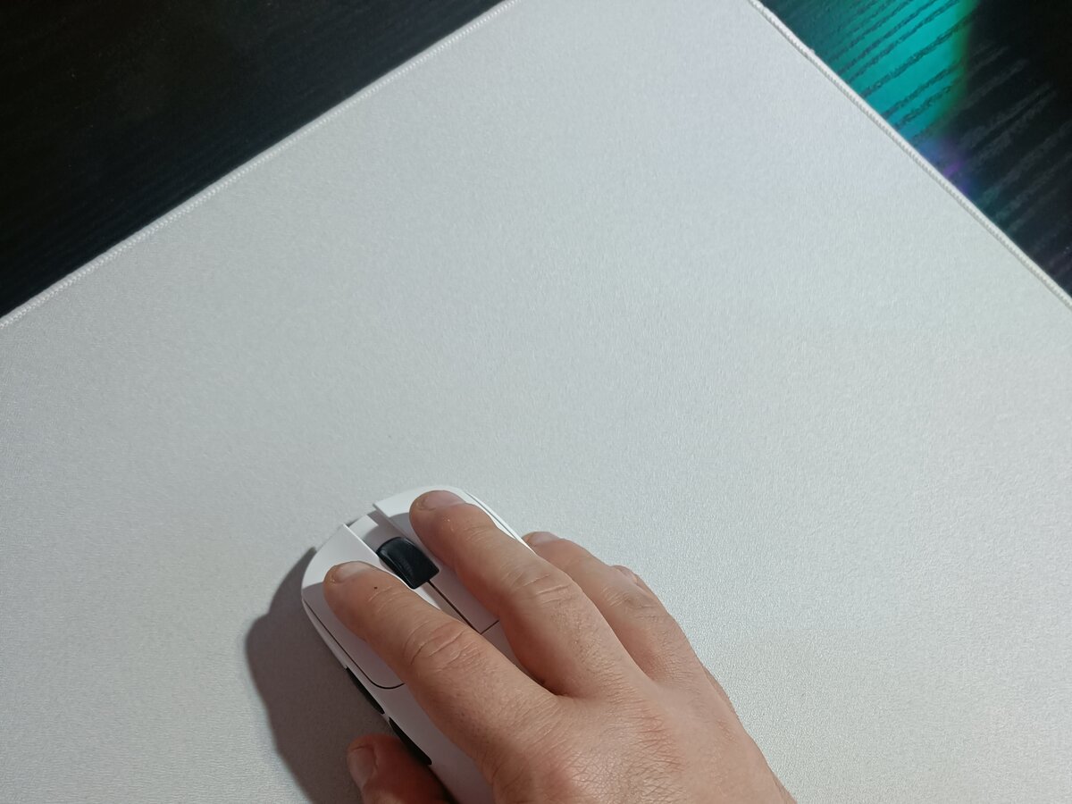 Mano sujetando el ratón VXE Mad R Major con los dedos arqueados