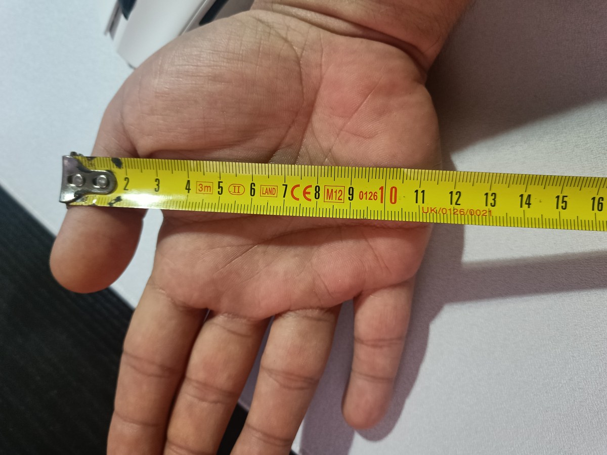 Palma de la mano medida con cinta métrica